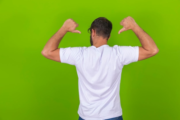 Bell'uomo dalla parte posteriore che indica il retro della camicia