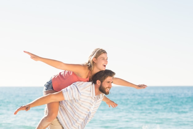 Bell&#39;uomo dando sulle spalle alla sua ragazza