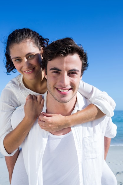 Bell&#39;uomo dando sulle spalle alla sua ragazza