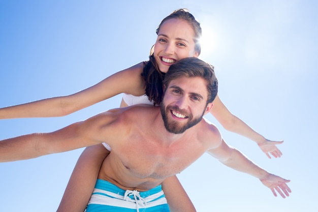 Bell&#39;uomo dando sulle spalle alla sua ragazza