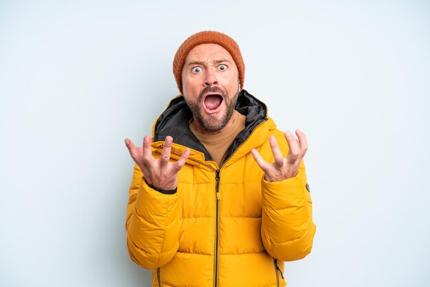 Bell'uomo di mezza età. concetto di tempo freddo