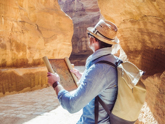 Bell'uomo, esplorando le attrazioni di Petra