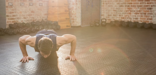 Bell&#39;uomo facendo push up braccio largo