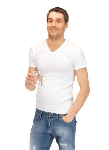 bell'uomo in camicia bianca con un bicchiere d'acqua