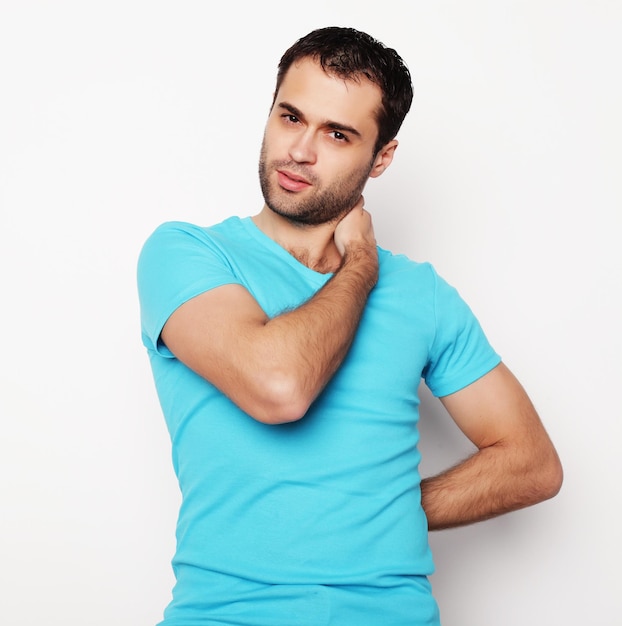 Bell'uomo in camicia blu