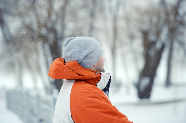 Bell'uomo in inverno la neve