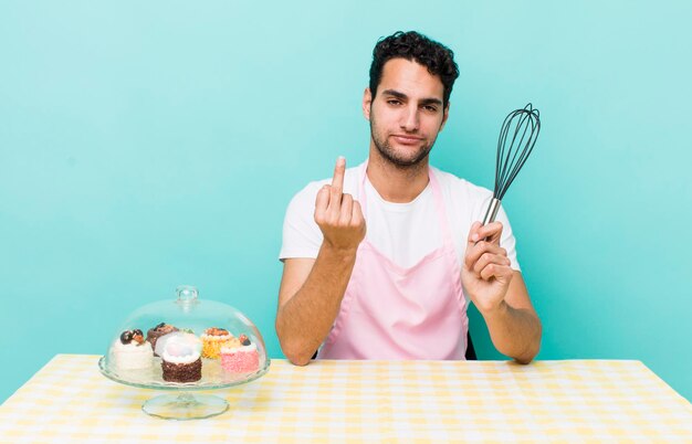 Bell'uomo ispanico che si sente arrabbiato, infastidito, ribelle e aggressivo, torte fatte in casa cocnept