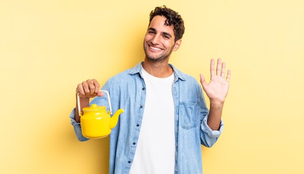 Bell'uomo ispanico che sorride felicemente, agitando la mano, accogliendoti e salutandoti. concetto di teiera