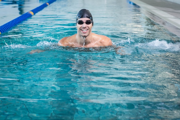 Bell&#39;uomo nuotare in piscina