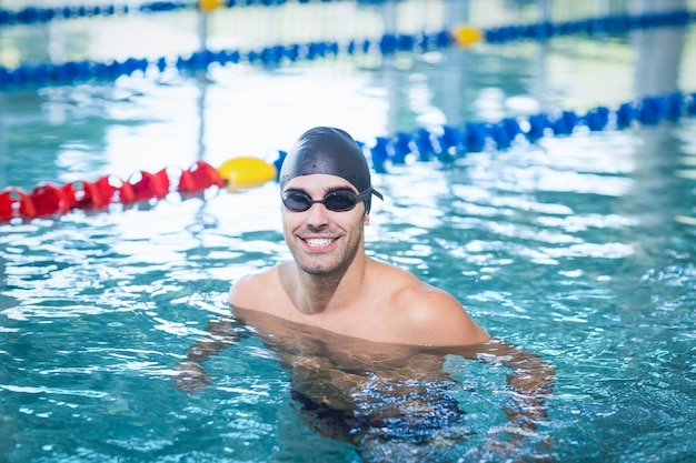 Bell&#39;uomo nuotare in piscina