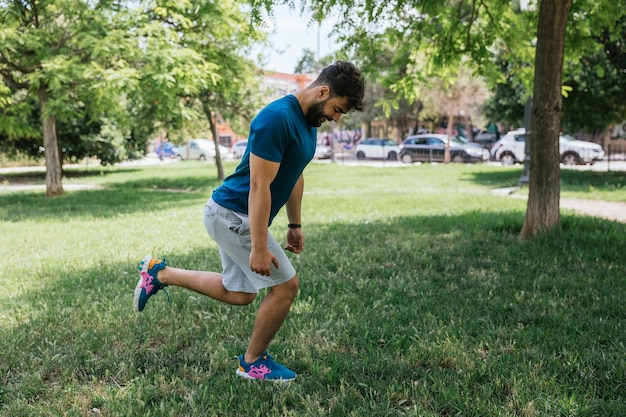 bell'uomo senza maglietta che si esercita all'aperto allenamento fitness