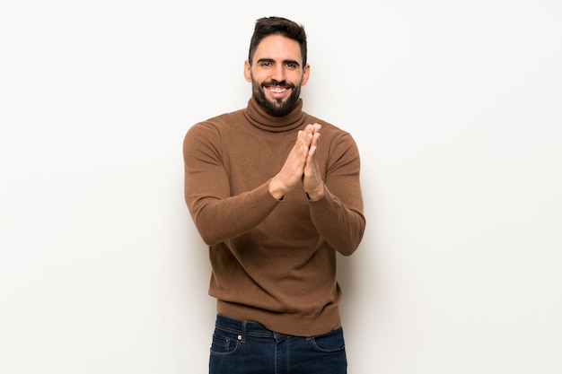 Bell&#39;uomo sopra muro bianco applaudire dopo la presentazione in una conferenza