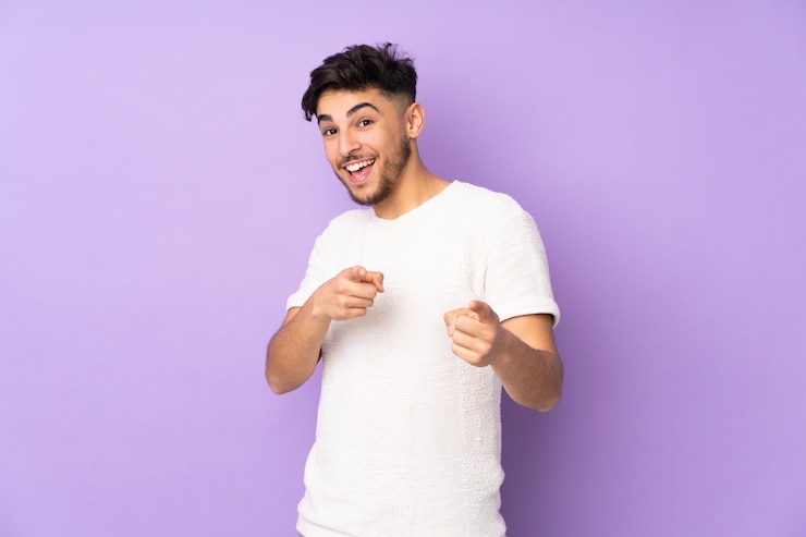 Foto bell'uomo sorpreso e rivolto davanti