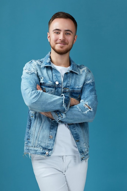 Bell'uomo sorridente in denim