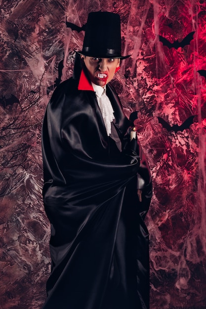 Bell'uomo vestito con un costume da Dracula per Halloween. vampiro attraente