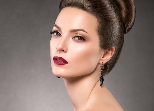 Bella acconciatura donna bellezza capelli moda trucco rossetto rosso. Colpo dello studio.