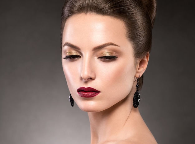 Bella acconciatura donna bellezza capelli moda trucco rossetto rosso. Colpo dello studio.