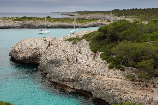 Bella acqua di mare blu chiaro a Mallorca Spagna Paesaggio della spiaggia del mare