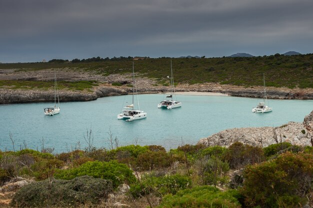 Bella acqua di mare blu chiaro a Mallorca Spagna Paesaggio della spiaggia del mare