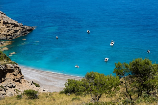 Bella acqua di mare blu chiaro a Mallorca Spagna Paesaggio estivo con spiaggia del mare
