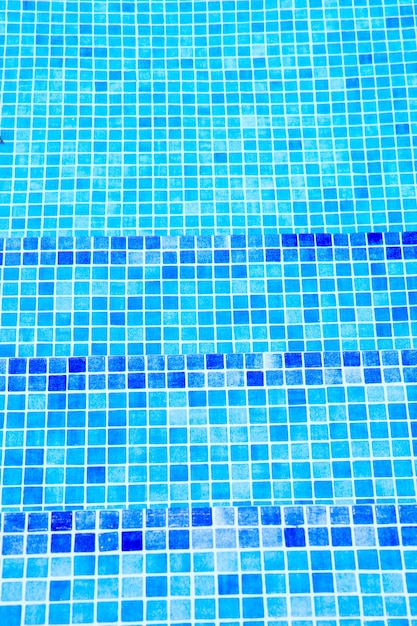 Bella acqua fresca nel fondo del mosaico della piscina