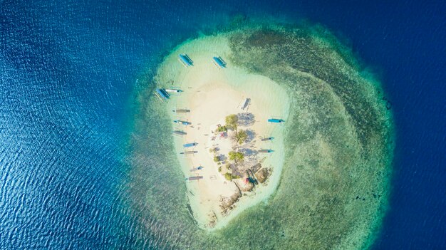 Bella acqua turchese nell'isola di Gili Kedis