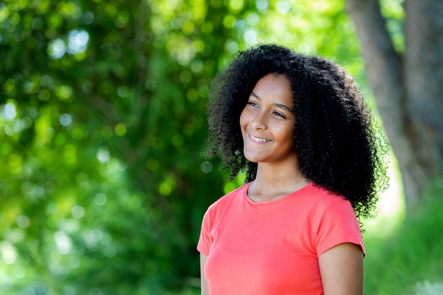 Bella adolescente afroamericana