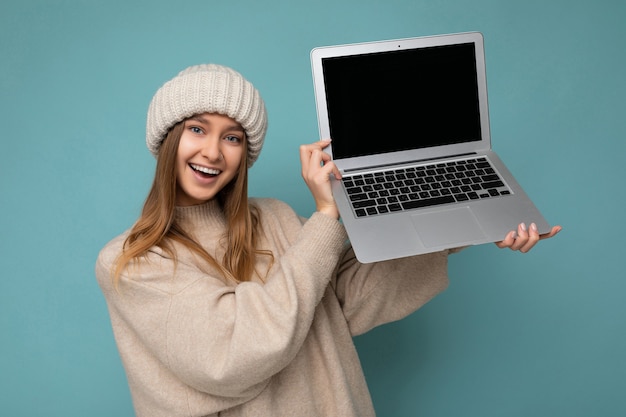 Bella affascinante affascinante bella sorridente felice giovane donna bionda scura studentessa feemale in inverno