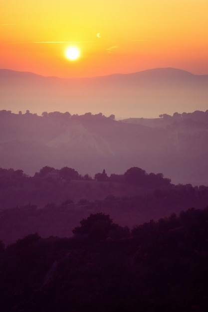 Bella alba al paesaggio della montagna di estate.