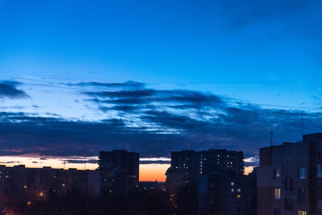 Bella alba arancione. vista dalla finestra sul paesaggio urbano