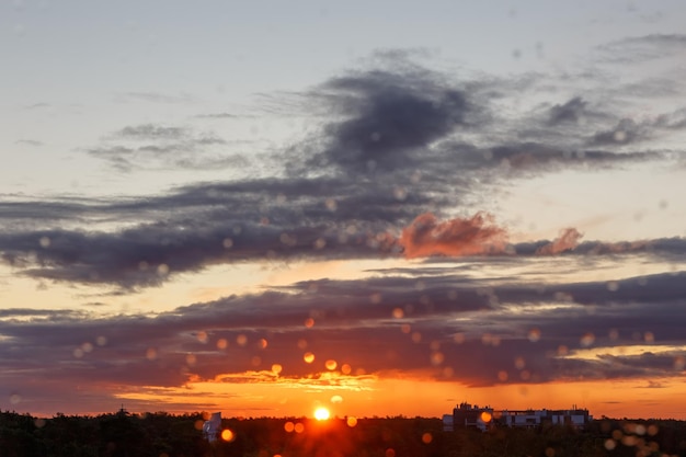 Bella alba luminosa sulla città circondata da pini Jurmala Lettonia