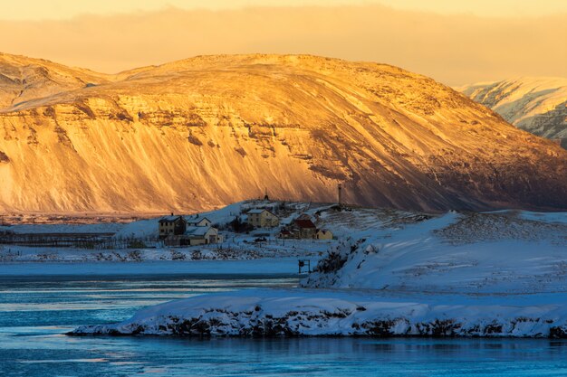 Bella alba mattina in terra d&#39;inverno Islanda.