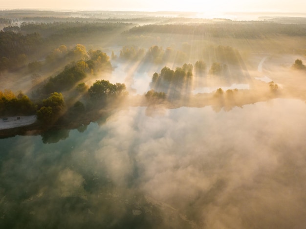 Bella alba nebbiosa in primavera sul fiume