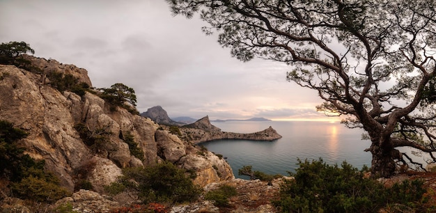 Bella alba nelle montagne rocciose sulla costa