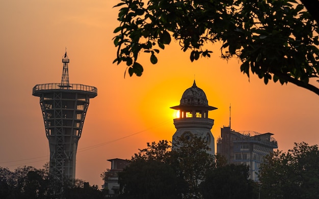 Bella alba sopra la torre dell'orologio a Kathmandu in Nepal