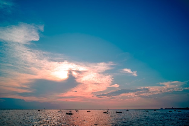 Bella alba sul fondo del mare con il peschereccio di legno tropicale