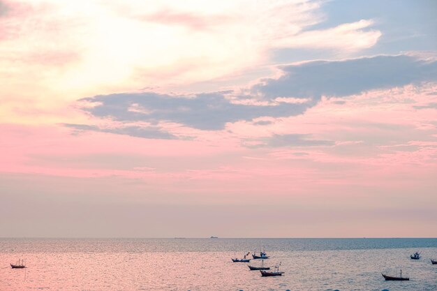 Bella alba sul fondo del mare con tono rosa del peschereccio di legno tropicale