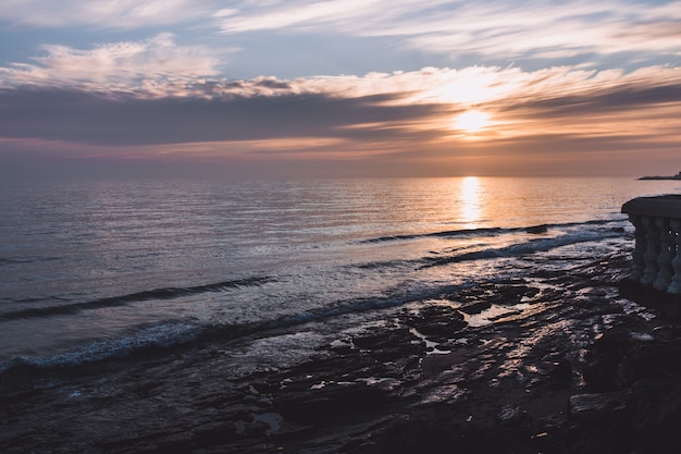 Bella alba sul Mar Caspio in Daghestan, Russia. Foto di alta qualità