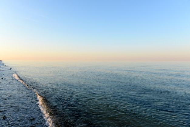 Bella alba sul mare calmo