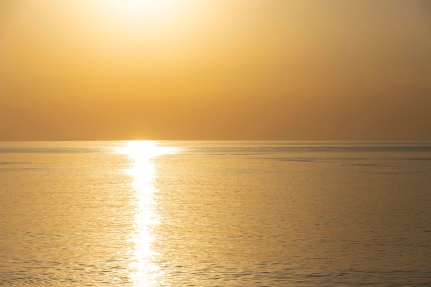 Bella alba sul mare. Sfondo arancione naturale. Paesaggio marino. Copia spazio. Foto di alta qualità