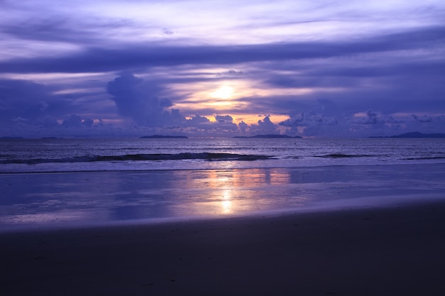 Bella alba sul mare tropicale