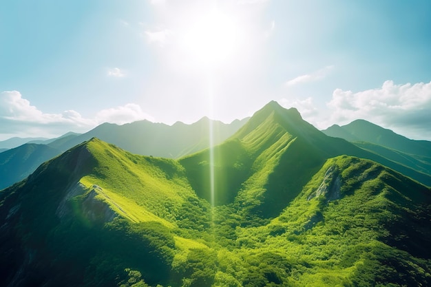 Bella alba sulle montagne verdi nella luce del mattino con soffici nuvole su un cielo blu brillante Concetto di freschezza della natura