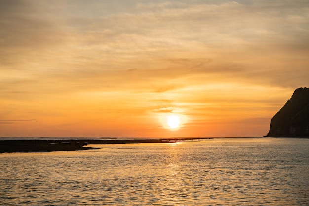 Bella alba tropicale rossa sulla spiaggia