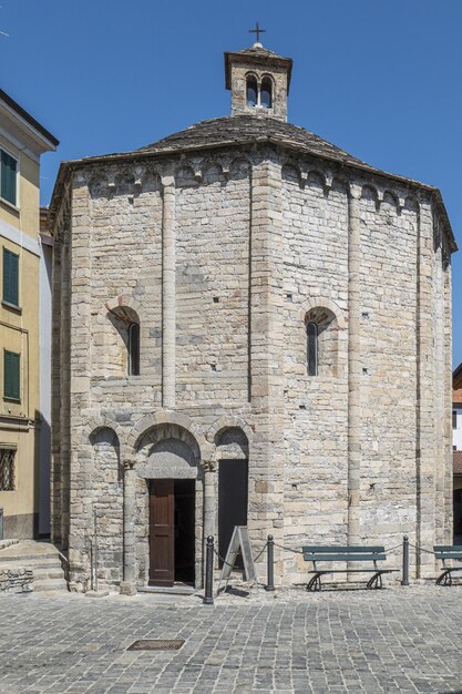 Bella antica chiesa in pietra a Lenno sul lago di Como