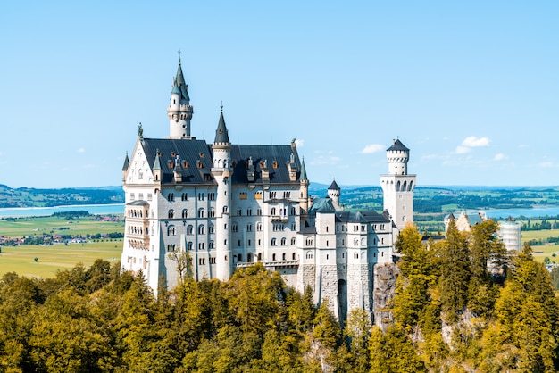 Bella architettura al castello di Neuschwanstein nelle alpi bavaresi della Germania.