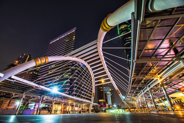 Bella architettura del ponte pedonale di notte a Bangkok