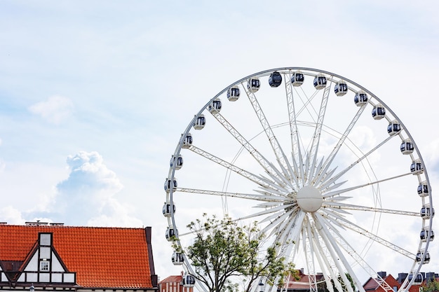 Bella architettura della città vecchia Danzica Polonia Architettura europea Ruota panoramica