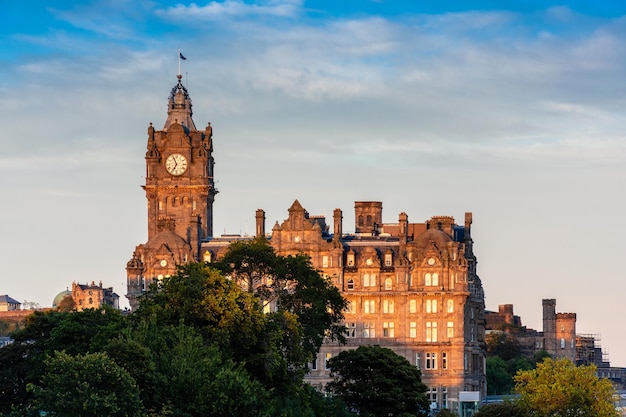 Bella architettura di Edimburgo nel paesaggio urbano della Scozia