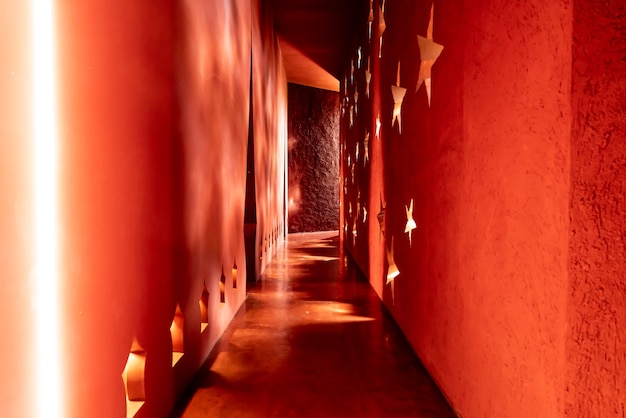 bella architettura in stile marocchino con luci e ombre