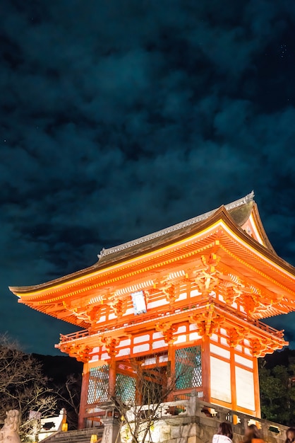 Bella architettura nel tempio Kyoto di Kiyomizu-dera.